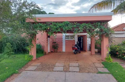 Casa térrea reformada em condomínio no recreio das acácias