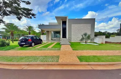 Sobrado em condomínio fechado de alto padrão com 04 suites,  armários planejados, piscina, sauna.