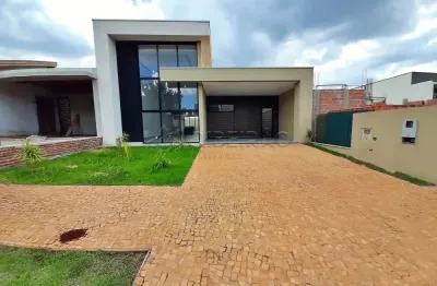 Casa térrea no bairro valência em condomínio  fechado com  03 suítes , armários planejados sendo 01  master com closet, piscina e churrasqueira.