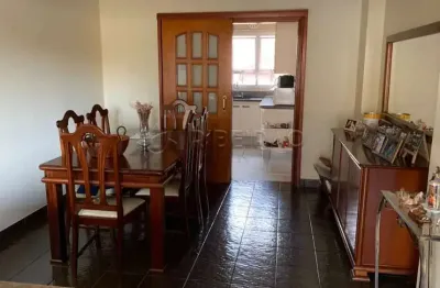 Apartamento em excelente estado de conservação à venda 3 dormitórios sendo 2 suítes, 2 apartamentos por andar no centro