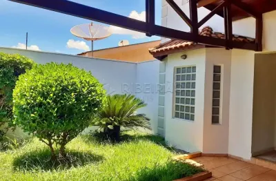 Sobrado no bairro ribeirânia, 03 dormitórios com armários planejados sendo 01 suite, piscina, churrasqueira e 04 vagas de garagem.