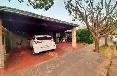 Casa térrea em condomínio no bairro jd. manoel penna com  03 dormitórios sendo 01 suite, armários planejados, churrasqueira.