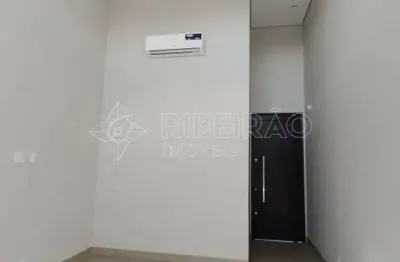 Casa térrea em condomínio fechado, 03 suítes com armários planejados, piscina e churrasqueira.