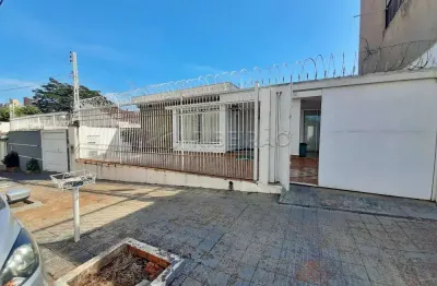 Casa térrea no bairro jd. macedo, uso misto, com 03 dormitórios sendo 02 suites e 04 vagas de garagem.