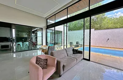 Casa térrea com piscina à venda em condomínio 03 suítes 04 vagas vila do golf