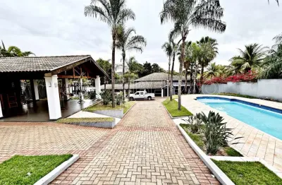 Casa em condomínio para locação com 3 suítes e piscina