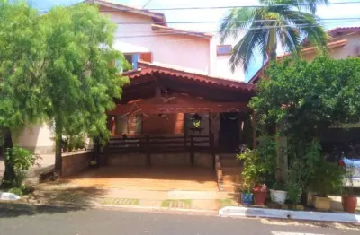 Sobrado em condomínio fechado, 03 suites com armários planejados .