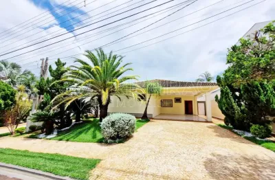 Casa térrea com 03 suítes para locação no condomínio paineiras