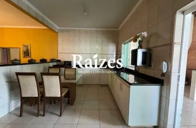 Casa Residencial à Venda em Santa Mônica (Uberlândia) – 4 Quartos, 1 Suíte, 3 Vagas