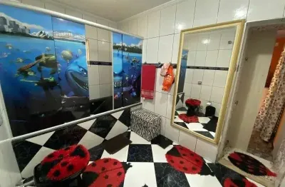 Casa Assobradada à venda no Jardim Ipê com 180m² 3 dormitórios 1 suíte 5 banheiros 4 vagas.