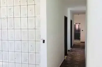 Sobrado com 2 dormitórios no piso superior, salão comercial no piso inferior, garagem para 2 carros,