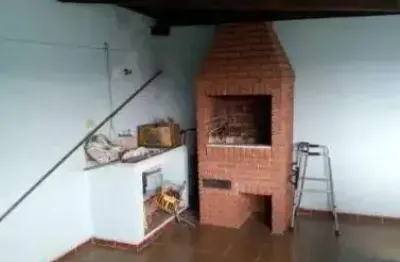 Sobrado a venda próximo de tudo, escolas,posto,padaria,farmácia etc.,local excelente contém 2 quarto