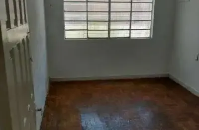 Excelente casa, com quintal grande para futuras construções, lavanderia e porão.