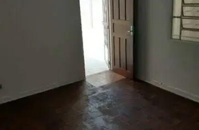 Excelente casa, com quintal grande para futuras construções, lavanderia e porão.