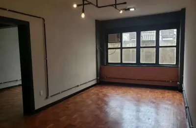 Sala comercial com ambientes integrados e reversíveis por portas de correr. Em final de reforma tota