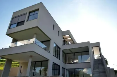 Imóvel de luxo em alphaville: casa em condomínio com 4 quartos, 4 suítes e 466m² - santana de parnaíba-sp.