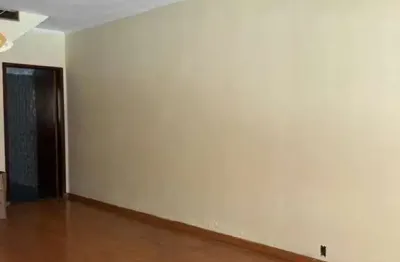 Magnífico sobrado com 4 quartos, 1 suíte, 3 banheiros e 4 vagas na Vila Marieta, São Paulo-SP! Aproveite!