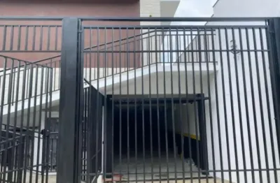 Casa de alto padrão em condomínio na Vila Ré, São Paulo-SP. 3 quartos, 1 suíte, 3 banheiros, 2 vagas de garagem.
