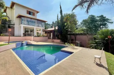 Casa em condomínio - impecável! 3 suítes, piscina, gourmet, salão e vista!