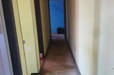 Sobrado à venda na Vila Bancária, São Paulo-SP: 3 quartos, 2 banheiros, 2 vagas de garagem, 200m² de área.