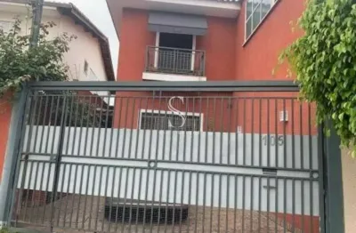 Cidade ademar, casa assobradada com 80m². dois dormitórios, banheiro social e duas vagas.