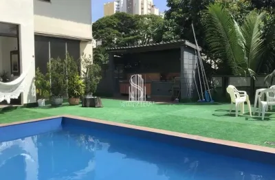 Pacaembú - casa à venda de 520m² com 4 dormitórios sendo suítes e 5 vagas de garagem.