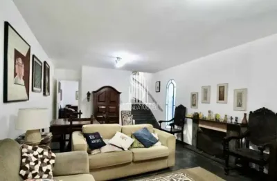 Sobrado de 200m² com 4 dormitorios (2 suítes), 4 banheiros e 2 vagas no brooklin.