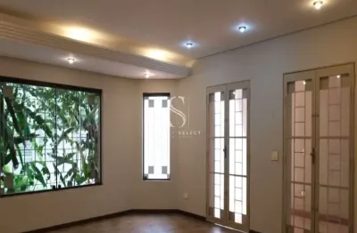 Paraíso - casa de 300m² com 5 quartos, suíte, 2 salas, 5 banheiros e 2 vagas.