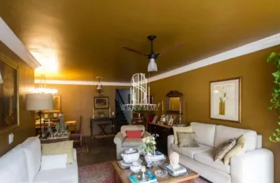 Casa térrea de 200m², possui 4 dorm (2 suítes), 1 sala e 3 vagas à venda na região de cidade ademar.