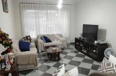 Casa térrea de 222m², possui 3 dormitórios (1 suíte), 2 salas e 2 vagas, à venda na região de saúde.