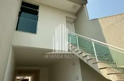 Imperdível oportunidade de adquirir uma casa com 3 quartos e 2 salas na Vila Camilópolis, Santo André-SP.