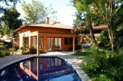 Imóvel de luxo no Jardim Petrópolis, São Paulo-SP: 3 quartos, 1 suíte, piscina, lareira, churrasqueira, 560m².