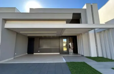 Casa com Piscina em condomínio fechado, com ambientes integrados, iluminação natural e acabamento de alto padrão.