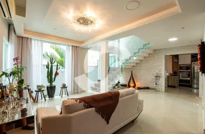 Casa de Alto Padrão no Condomínio Villa Rea De Pendotiba, Niterói Oportunidade Única: Porteira Fechada!