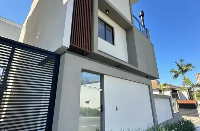 Casa Triplex Nova com 3 Suítes, Hidromassagem e 2 Vagas – Ariribá