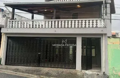 Excelente sobrado com 3 pavimentos, 4 quartos sendo 2 suítes, sala em 2 ambientes, sala de jantar, 5 banheiros, lavanderia coberta, 3 vagas cobertas