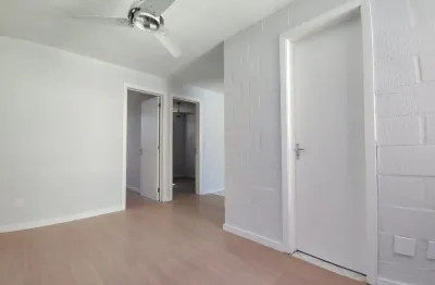 Apartamento de 2 quartos, reformado, piso laminado e vaga rotativa