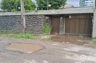 Vendo casa com 225m2, 04 quartos e 2 suítes, 03 vagas, jardim, sala para 2 ambientes, com armários.