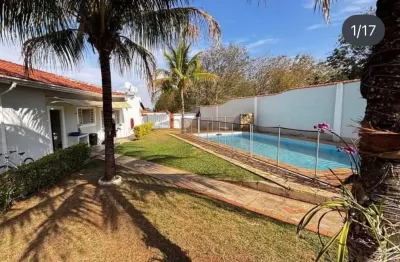 Casa térrea com grande área gourmet e piscina, final de rua sem saída, região muito tranquila.