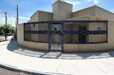 Espaçosa Casa de Esquina à Venda no Residencial Regissol II, Mirassol - 3 Suítes