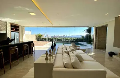 Casa com 4 quartos para alugar no Tamboré, Barueri 