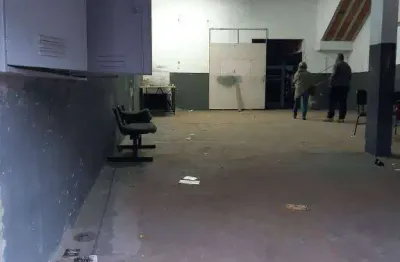 Prédio comercial e residencial para renda. com galpão de 5 x 25 e 4 casas
