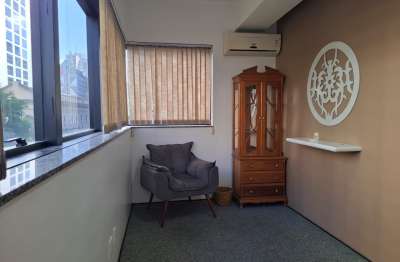 Cj comercial dividido em 3 salas e recepção. Prox a 2 estações de metrô.