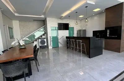 4 quartos, sendo 2 suítes. Espaço gourmet com piscina aquecida.