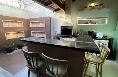 Sobrado em condomínio horizontal. 3 quartos. 2 vagas paralelas. Tranquilidade e localização.