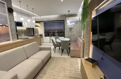 2 quartos, sendo 1 suíte. Varanda Gourmet. Escaninho. Nascente. Andar alto.