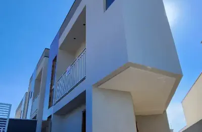 Linda casa com conceito inovador e design moderno, com sacadas e linda vista.