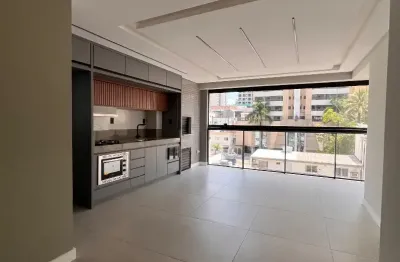 Apto 100 m2 com 3 quartos, semi mobiliado, 2 vagas no centro de Balneário Camboriú