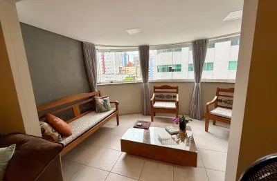 Apto mobiliado com 1 suite mais dormitório, 1 vaga no centro de Balneário