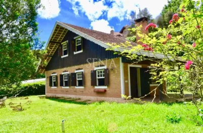 DOIS CHALÉS, UM EXCELENTE INVESTIMENTO - Renda garantida com aluguel por temporada a poucos minutos do Capivari